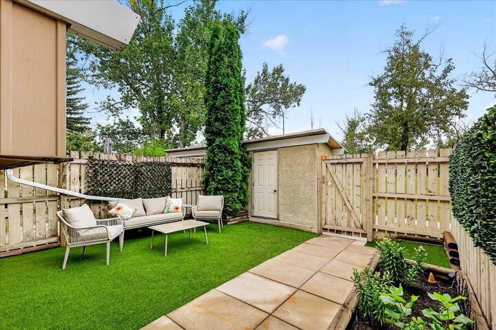 Property Photo:  11010 Bonaventure Drive SE 305  AB T2J 3A8 