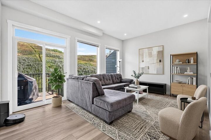 Property Photo:  246 Cranbrook Square SE  AB T3M 3E3 