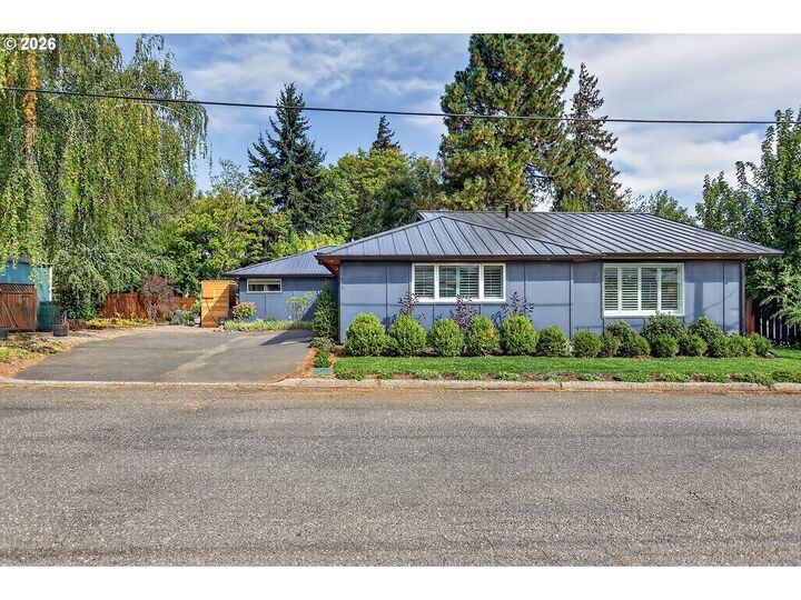Property Photo:  1414 C St  OR 97031 