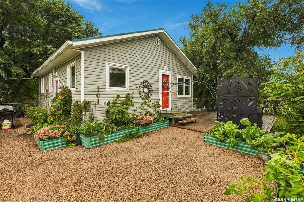 Property Photo:  101 Margaret Street  SK S0G 0L0 