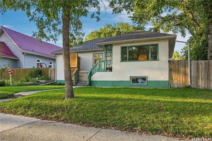 Property Photo:  216 25th Street W  SK S7L 0C4 