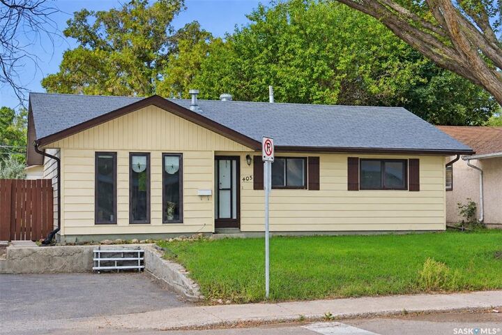 Property Photo:  405 W Avenue N  SK S7L 3G9 