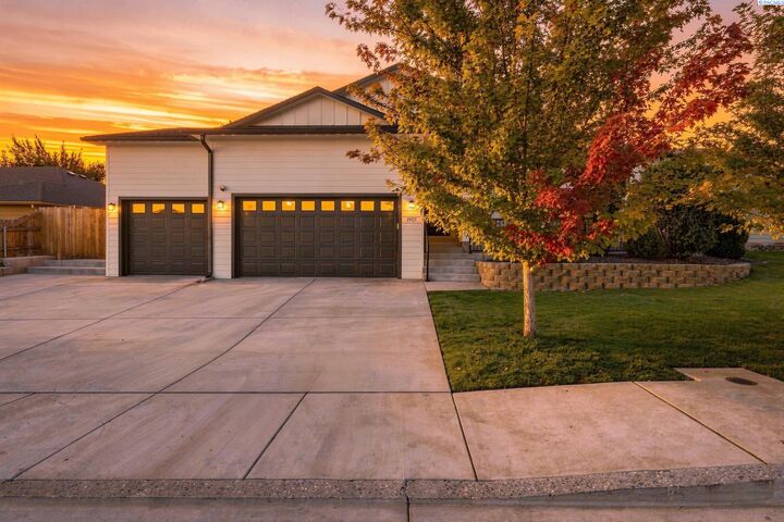 Property Photo: 1907 W 39th Ave WA 99337