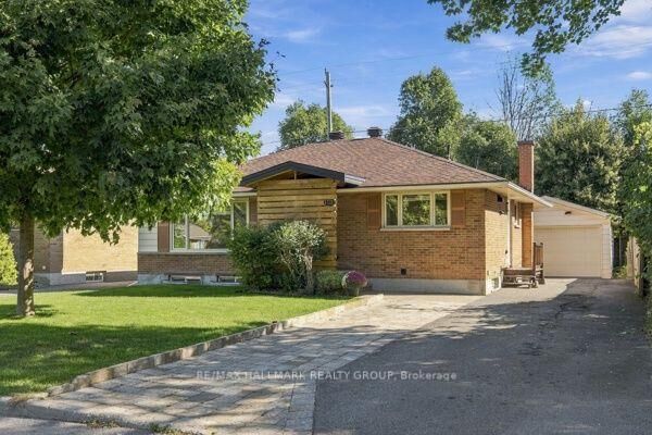 Property Photo:  1321 Rideout Crescent  ON K2C 2X9 