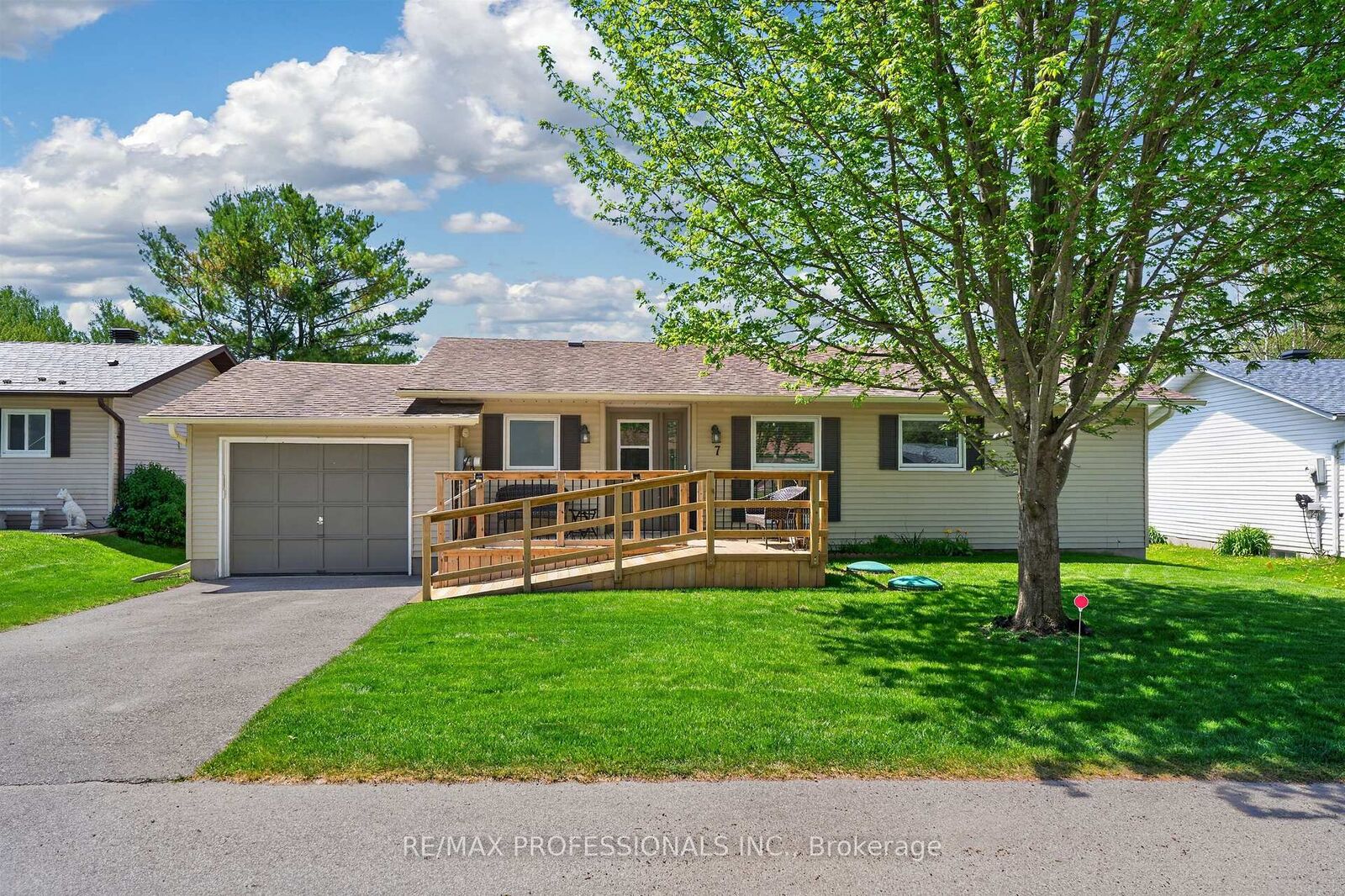 Property Photo:  7 Tamarack Court  ON L0G 1W0 