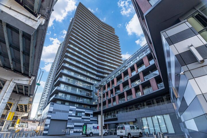 Property Photo:  20 Bruyeres Mews 615  ON M5V 0G8 