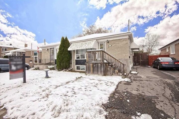 Property Photo:  99 Overture Road Upper  ON M1E 2W3 