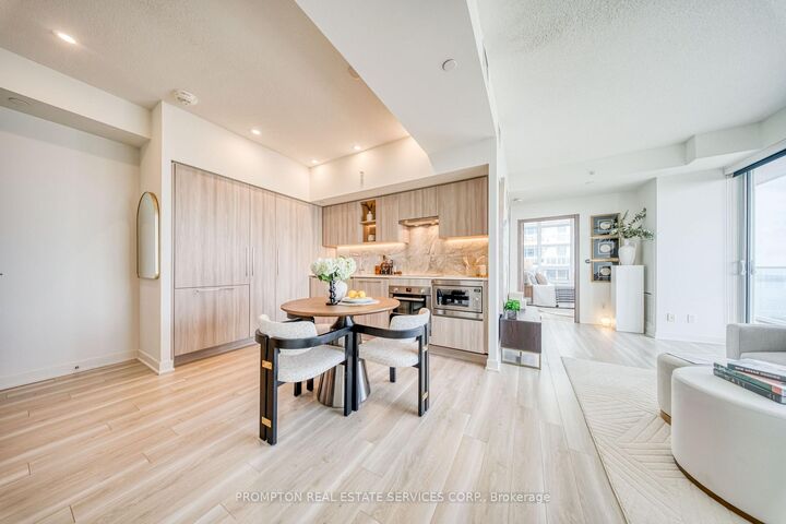 Property Photo:  19 Bathurst Street 4011  ON M5V 0N2 