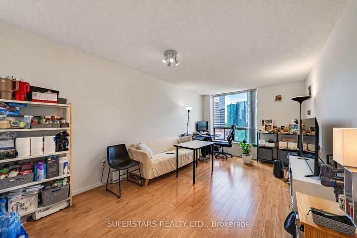 Property Photo: 28 Pemberton Avenue 1110 ON M2M 4L1