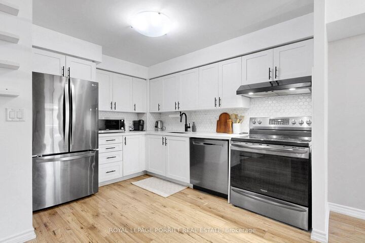 Property Photo:  3888 Duke Of York Boulevard 927  ON L5A 4P5 