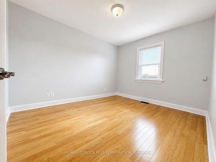 Property Photo:  60 Kane Avenue Upper Floor  ON M6M 3M7 