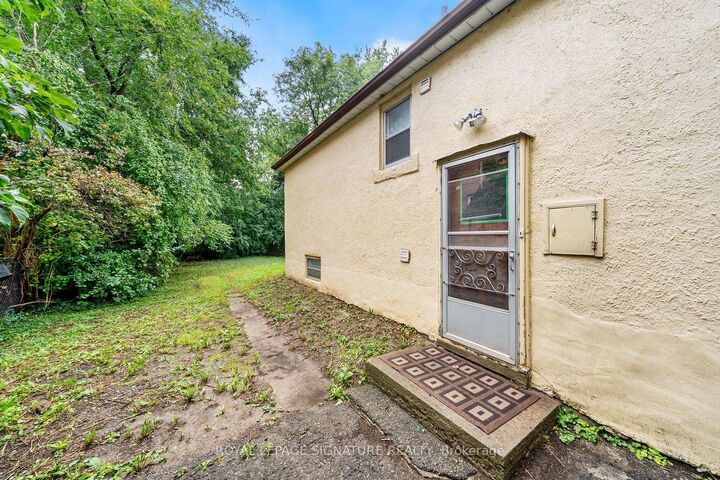 Property Photo:  17 Pleasant Avenue Lower Floor  ON M2M 1L8 