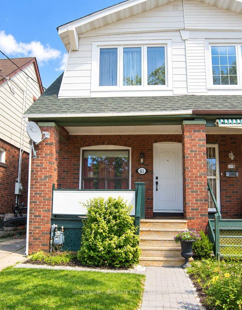 Property Photo:  41 Bonnie Brae Boulevard  ON M4J 4N3 