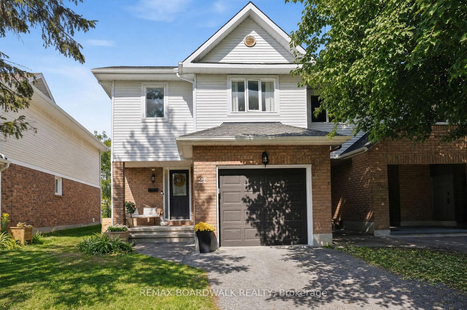 Property Photo:  27 Woodpark Way  ON K2J 4C6 