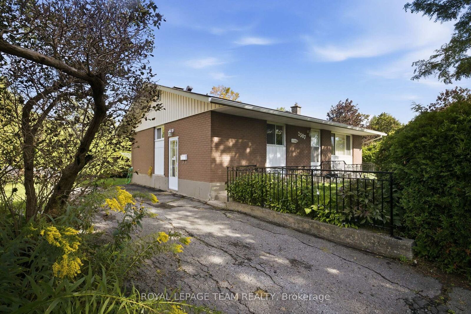 Property Photo:  2587 Roman Avenue  ON K2B 7Y1 