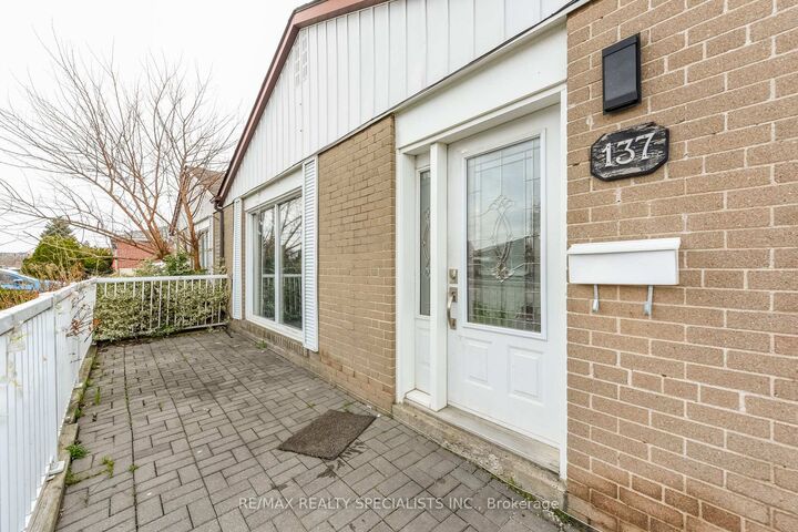 Property Photo:  137 Avondale Boulevard Upper  ON L6T 1H5 