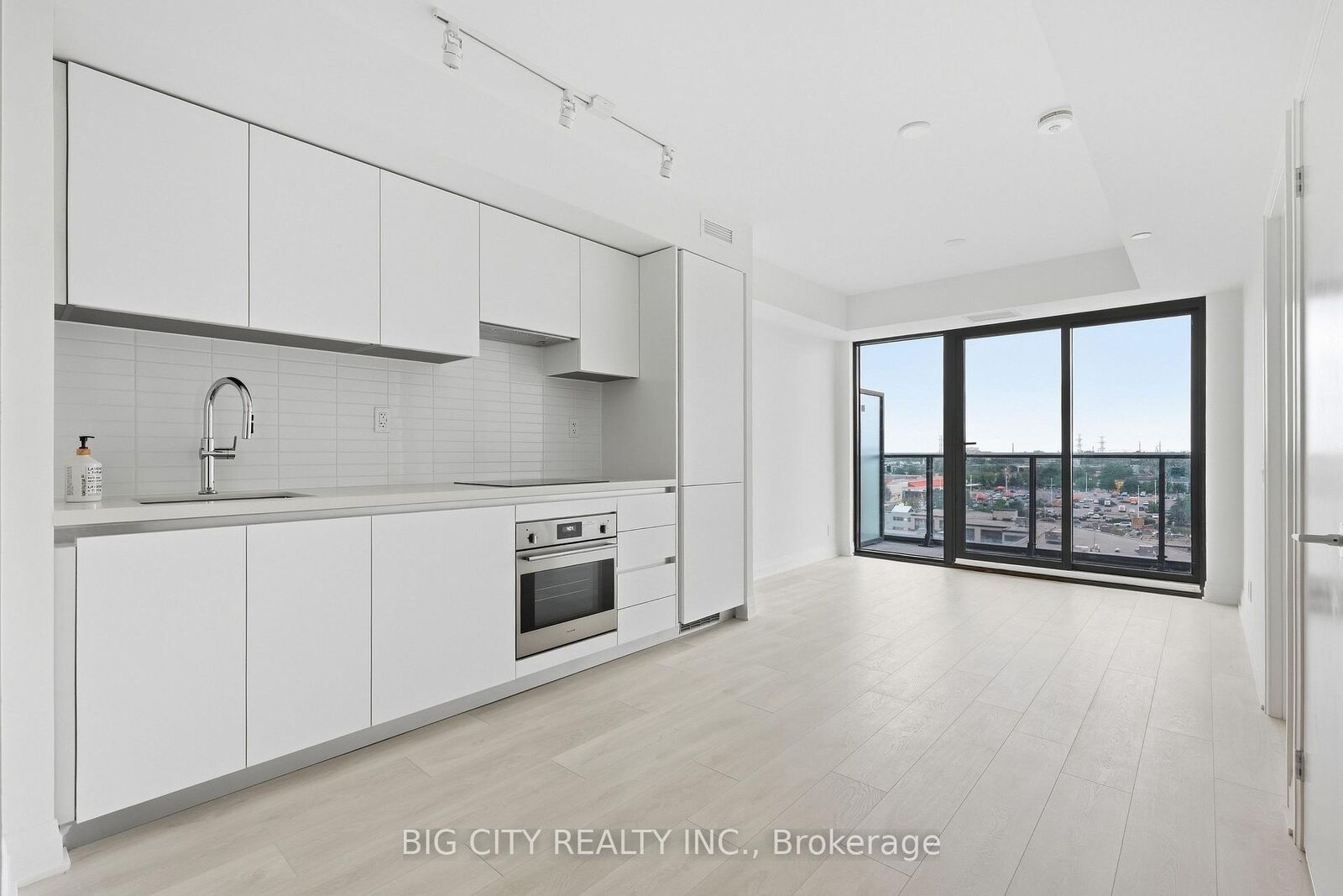 Property Photo:  25 Frederick Todd Way 701  ON M4G 0E8 
