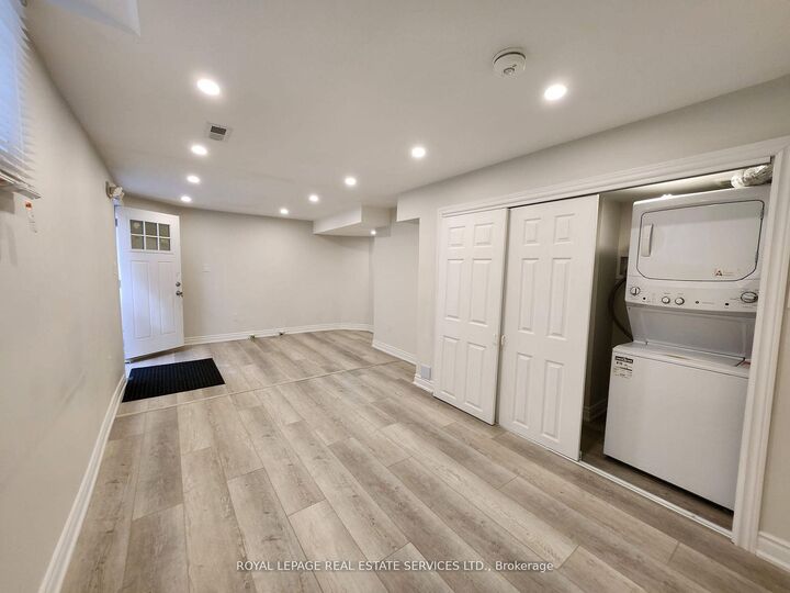 Property Photo: 1447 Santa Rosa Court ON L5V 1H7