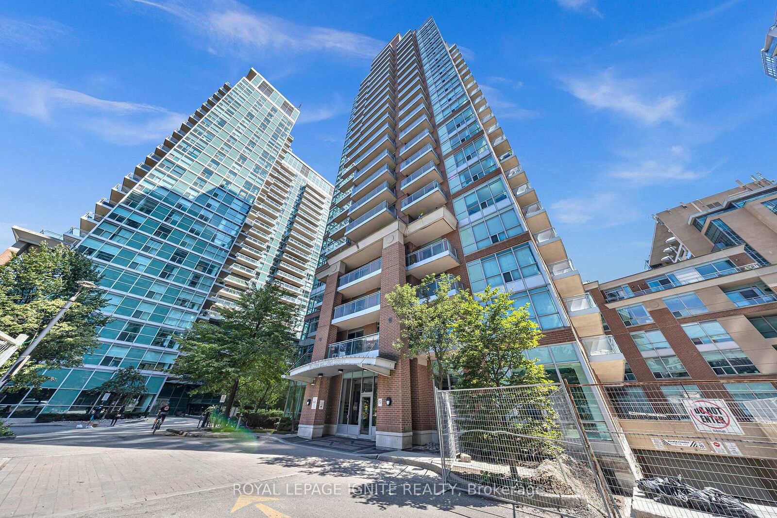 Property Photo:  50 Lynn Williams Street 1907  ON M6K 3R9 