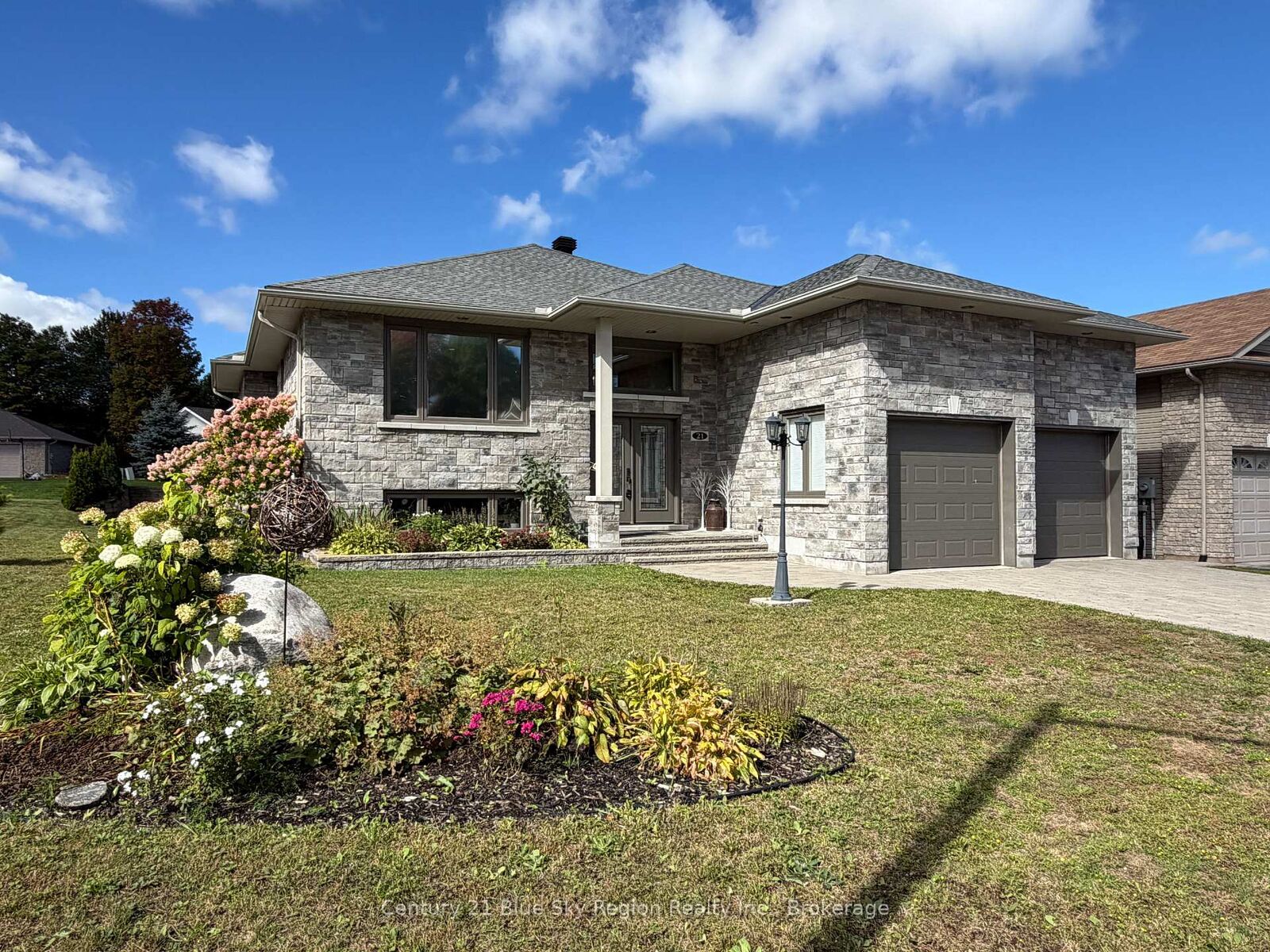 Property Photo:  21 Sugarbush Street  ON P1C 0A4 