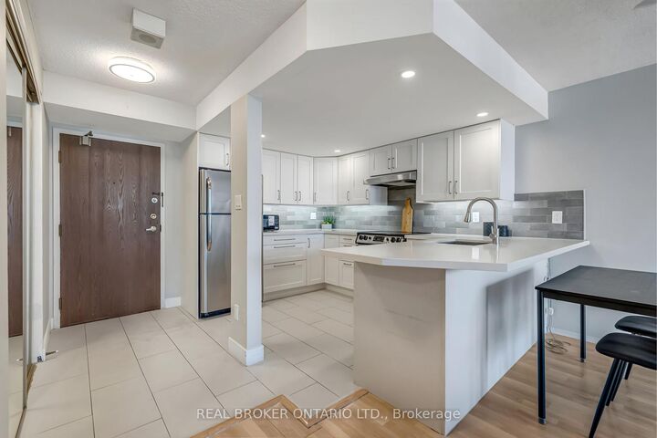 Property Photo: 25 Agnes Street 903 ON L5B 3X7
