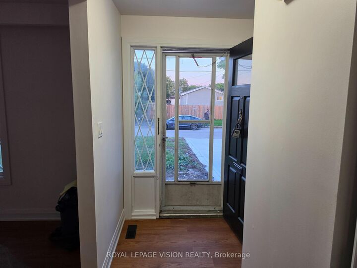 Property Photo:  706 Leaside Street Upper  ON L1W 2X1 