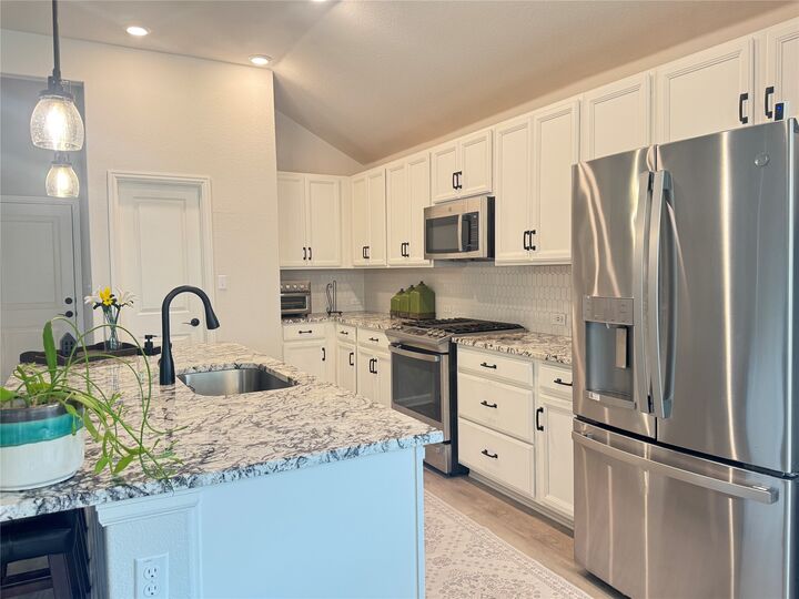 Property Photo:  142 Willamette Way  TX 78640 