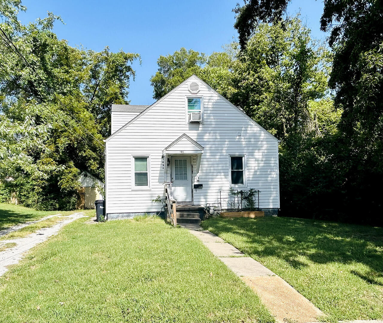 Property Photo:  113 Benton St  MO 65203 