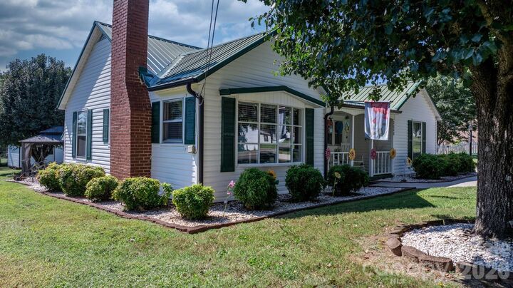 Property Photo:  2008 Walt Arney Road  NC 28645 