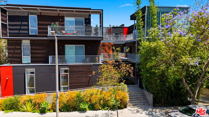 Property Photo: 1050 N Gardner St, Unit 3 CA 90046