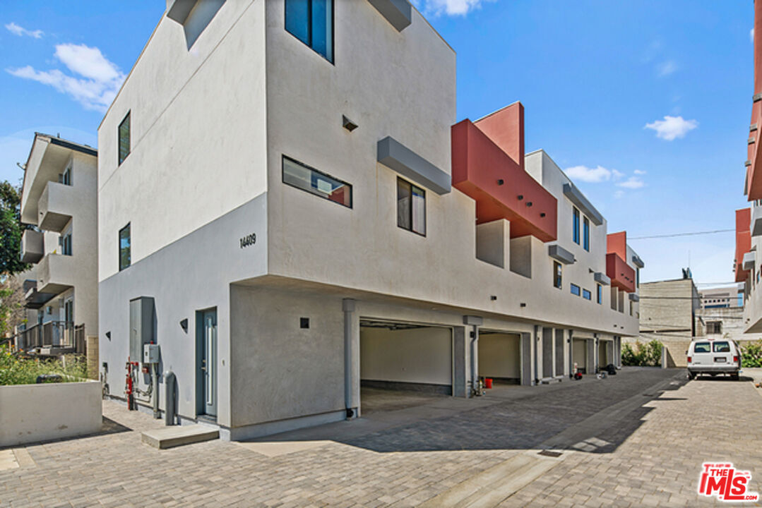 Property Photo:  14403 Tiara St, Unit 5  CA 91401 