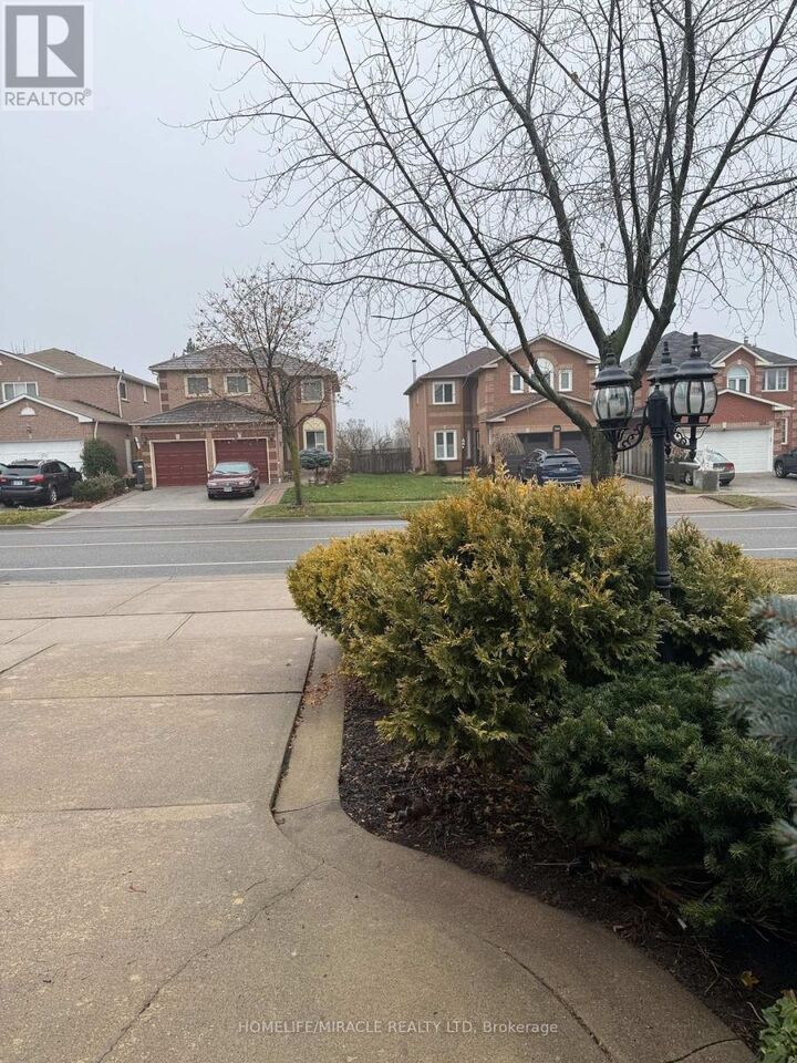 Property Photo: 5889 River Grove Avenue Main ON L5M 4W2