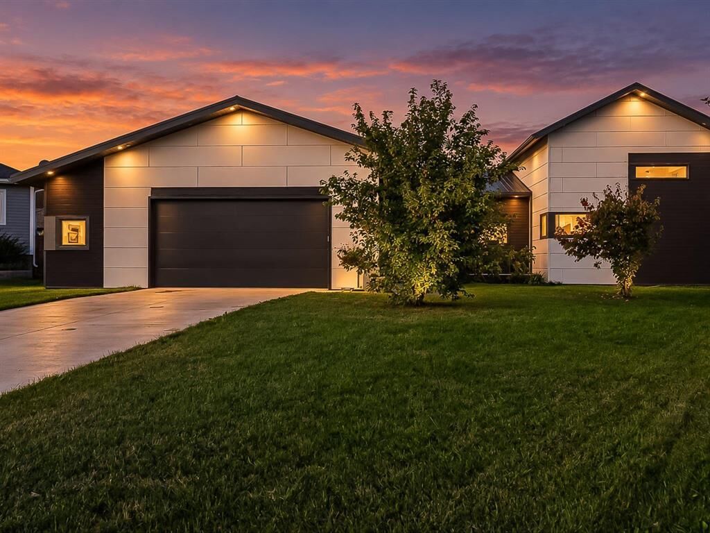Property Photo:  499 Lucille Bay  MB R5A 1C3 