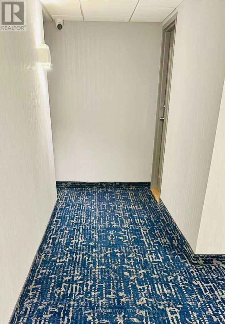 Property Photo: 2550 Lawrence Avenue East 721 ON M1P 4Z3