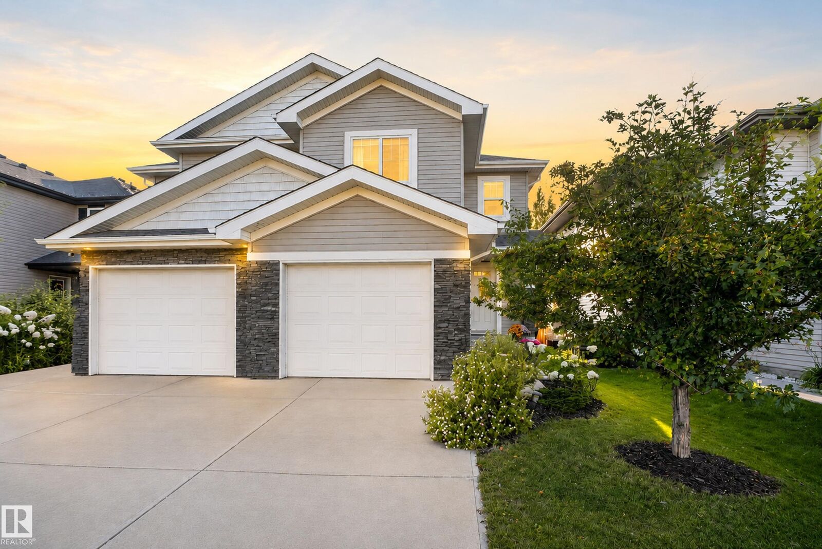 Property Photo:  6722 Cardinal Road SW  AB T6W 2Y6 