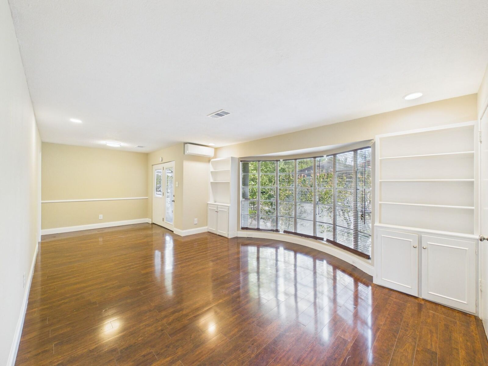 Property Photo: 2595 Marilee Lane 1 TX 77057
