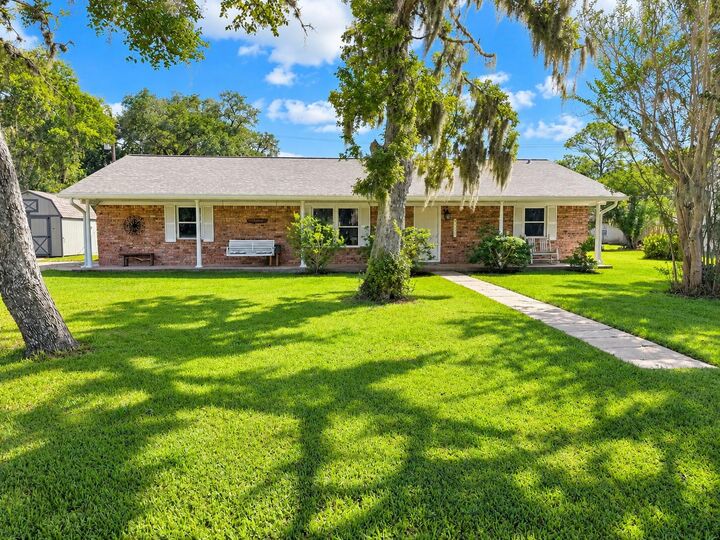 Property Photo:  504 Edgewater Street  TX 77531 