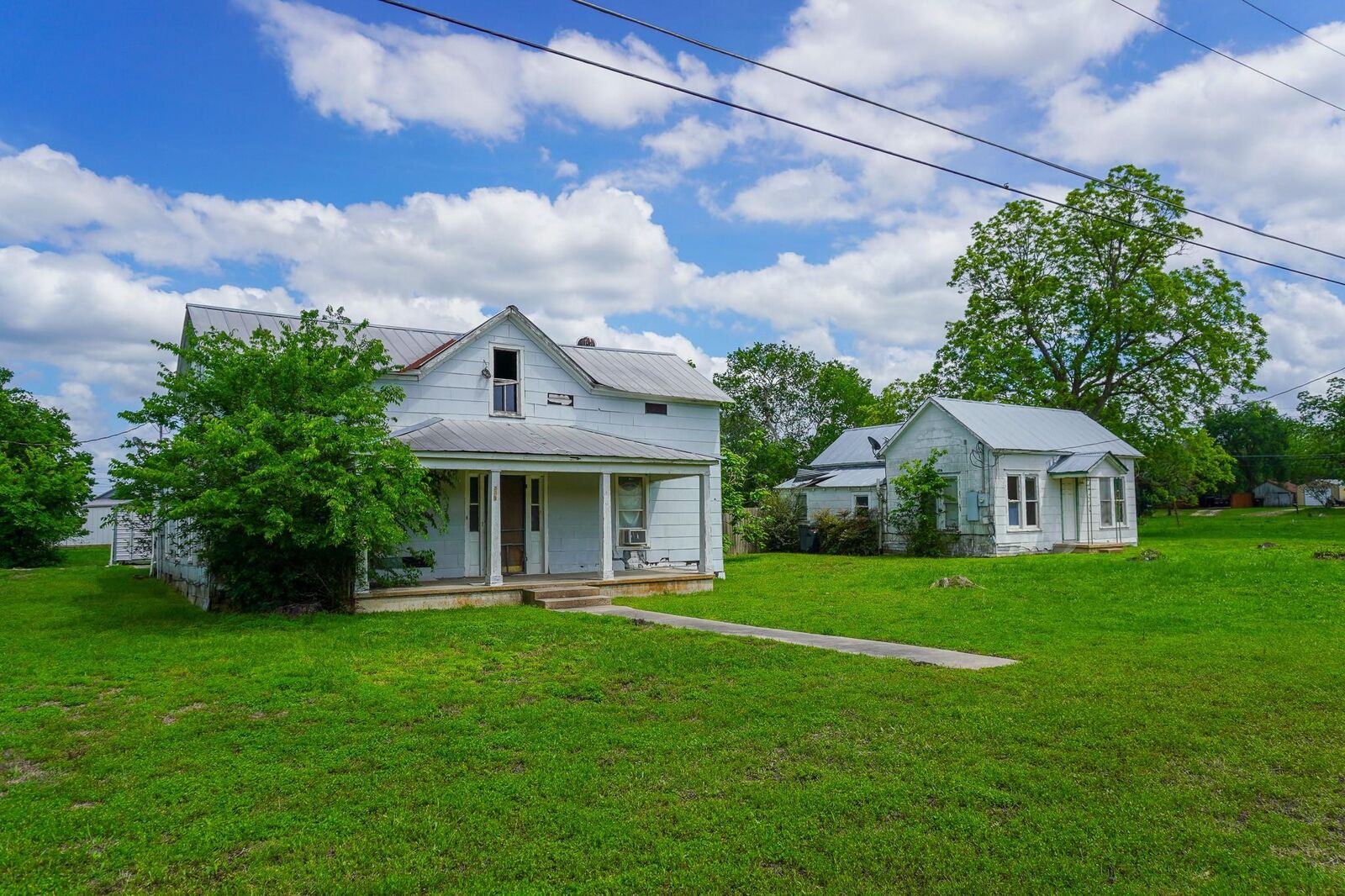 Property Photo:  509 S Saint Andrews Street  TX 78962 
