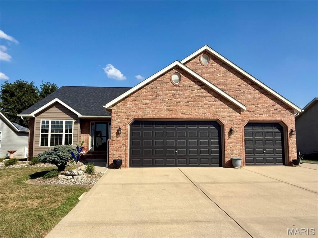 Property Photo:  522 Deer Run  IL 62067 