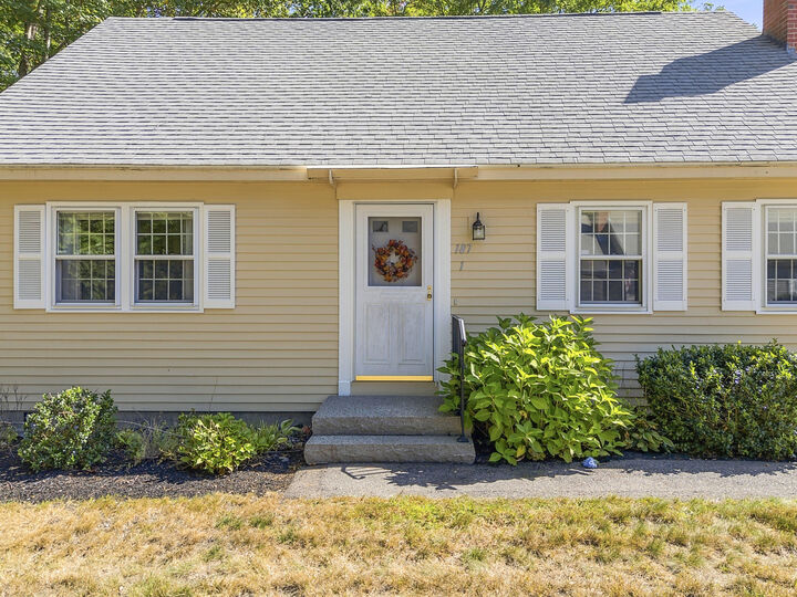 Property Photo:  187 Flintlock Village Road 1  ME 04090 