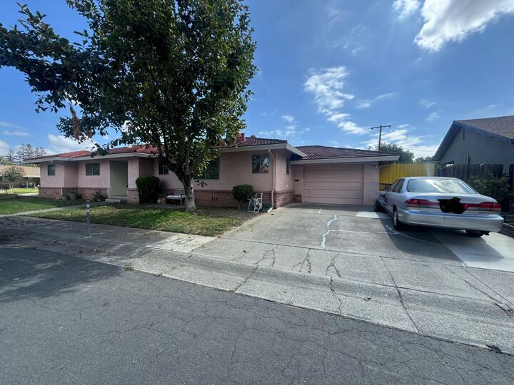 Property Photo: 916 Bell Air Drive CA 95822