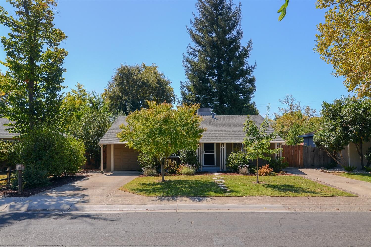Property Photo: 2368 Irvin Way CA 95822