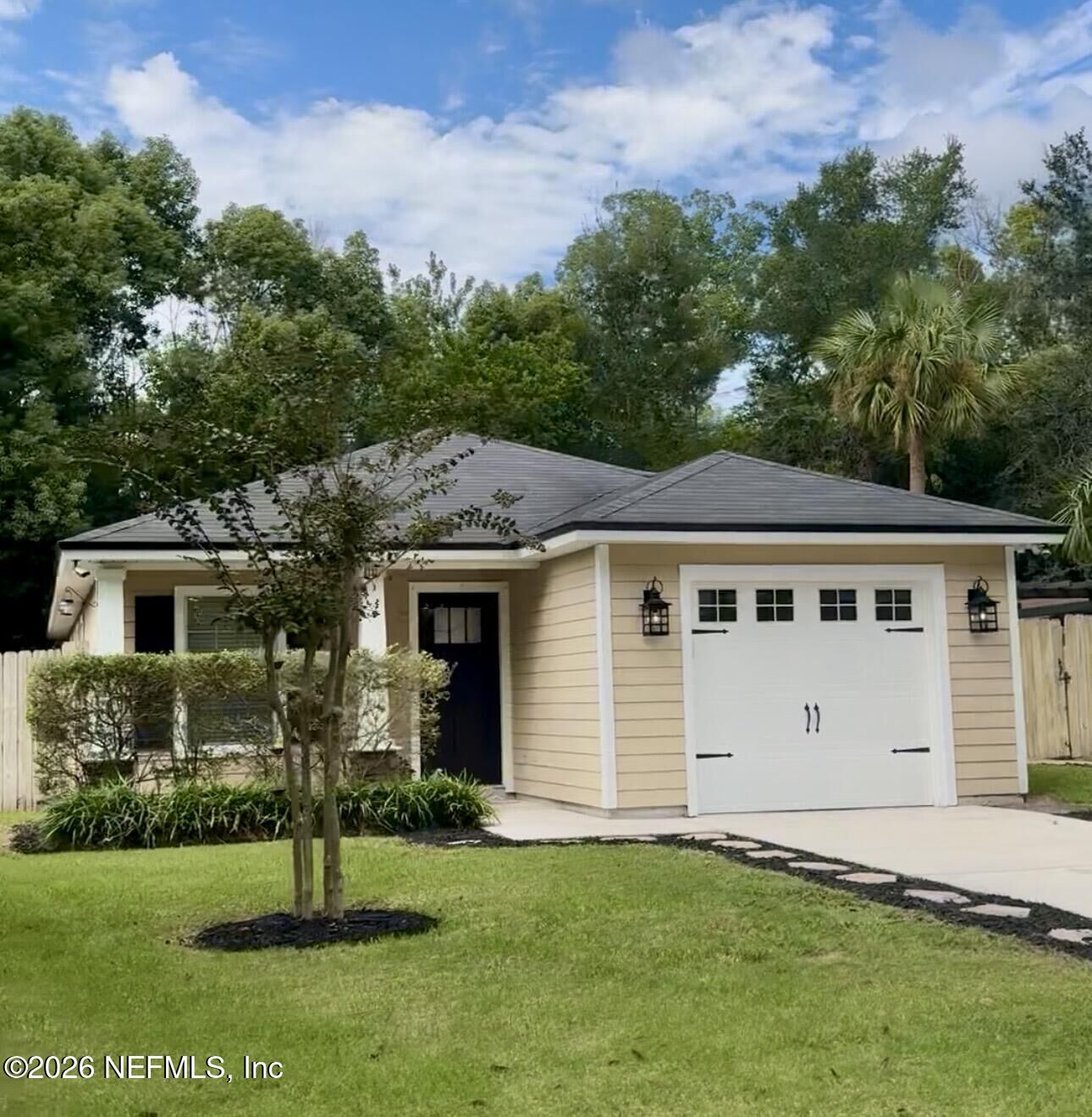 Property Photo: 6237 Syringa Lane FL 32211