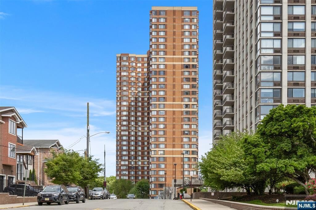 Property Photo:  100 Old Palisade Road 3215  NJ 07024 