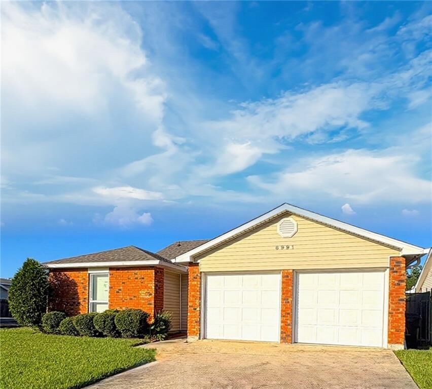 Property Photo: 6991 Pinebrook Drive LA 70128