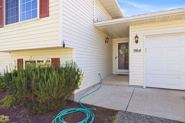 Property Photo:  964 7th Avenue NW  MN 55350 