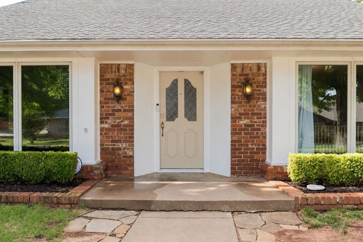 Property Photo: 3100 Stonybrook Road OK 73120