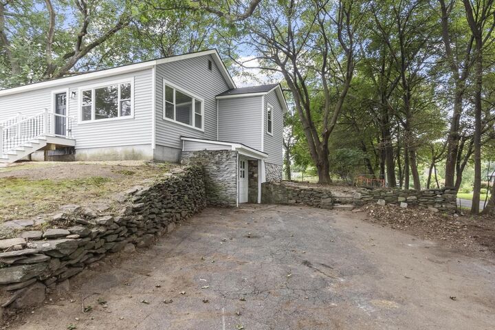 Property Photo:  186 Pleasant St  MA 01462 