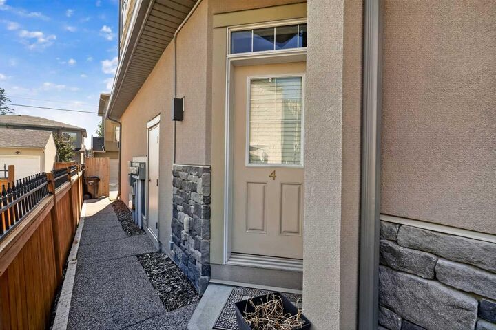 Property Photo:  2416 30 Street SW 4  AB T2E 2M1 