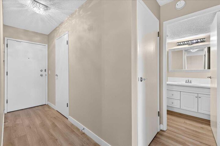 Property Photo:  521 57 Avenue SW 306  AB T2V 4N5 